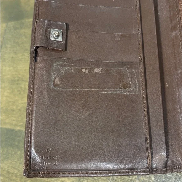 ✨ REHAB OPPORTUNITY!✨ Gucci Beige and Brown Monogram Wallet - Picture 6 of 17